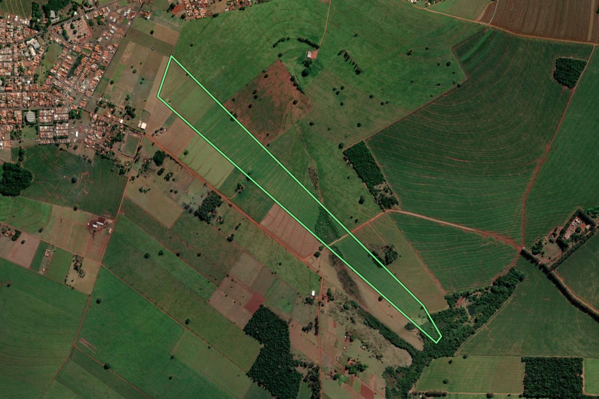 Imagem de satélite do imóvel rural em Iepê (SP), com o contorno declarado no CAR desenhado por cima.