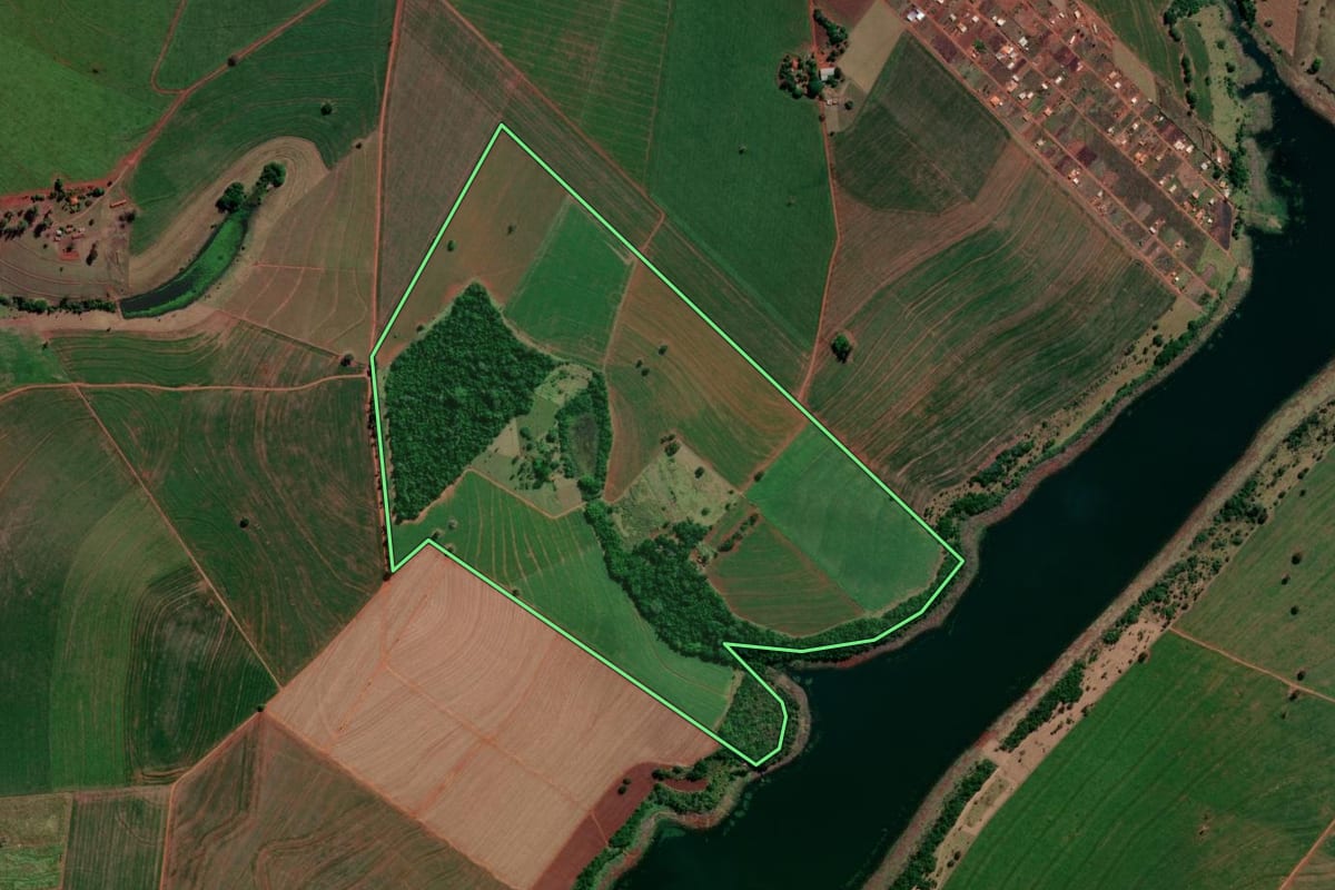 Imagem de satélite do imóvel rural em Iepê (SP), com o contorno declarado no CAR desenhado por cima.