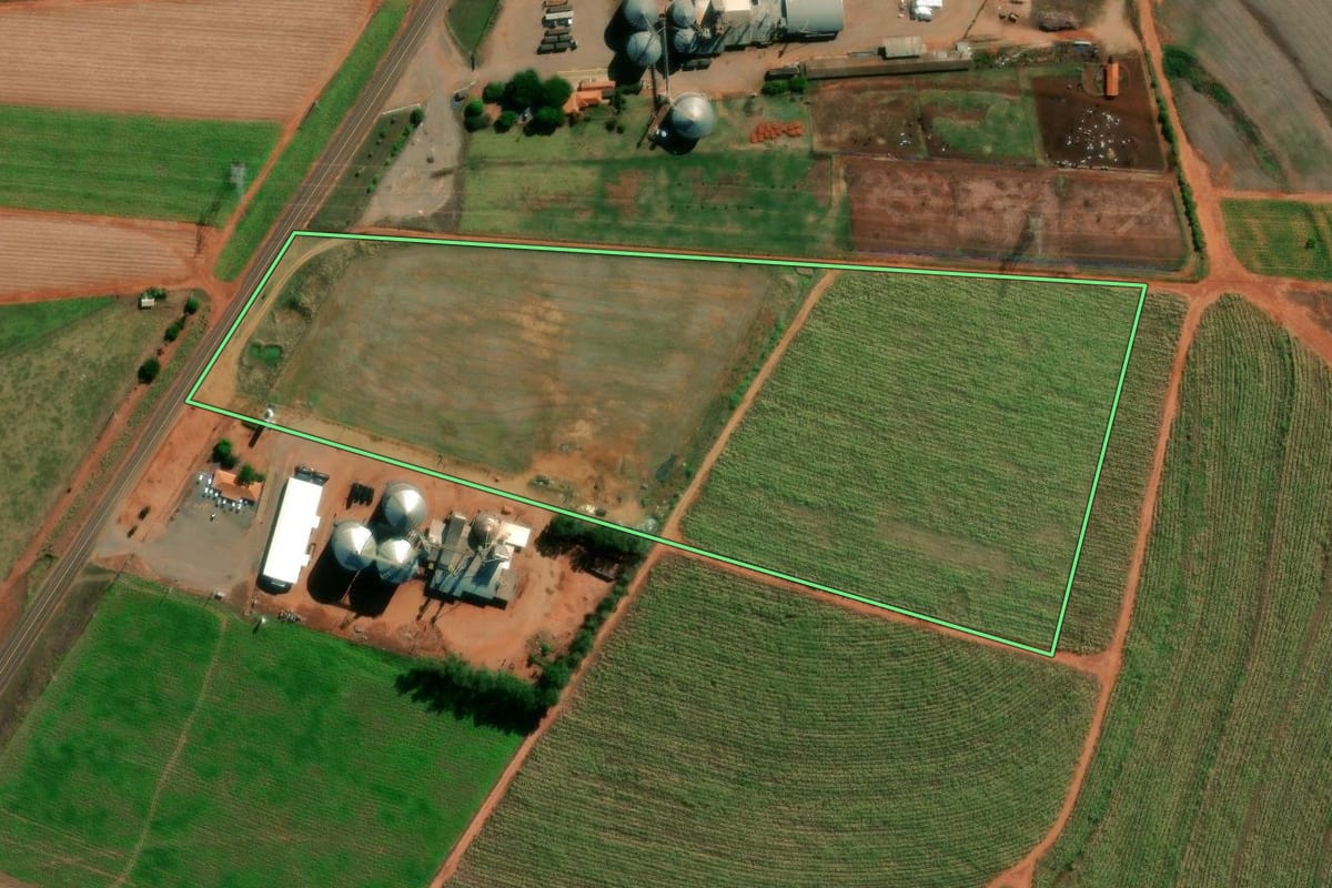 Imagem de satélite do imóvel rural em Iepê (SP), com o contorno declarado no CAR desenhado por cima.
