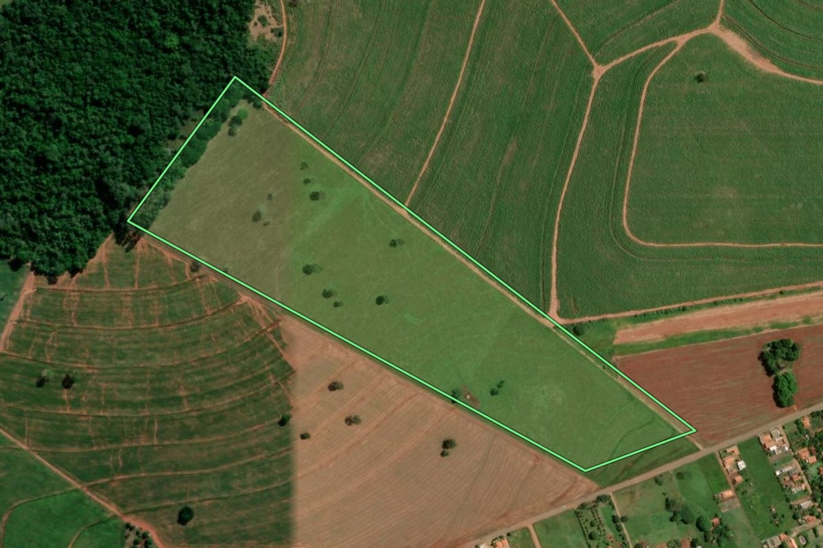 Imagem de satélite do imóvel rural em Iepê (SP), com o contorno declarado no CAR desenhado por cima.