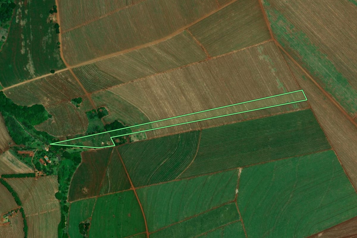 Imagem de satélite do imóvel rural em Igaraçu do Tietê (SP), com o contorno declarado no CAR desenhado por cima.