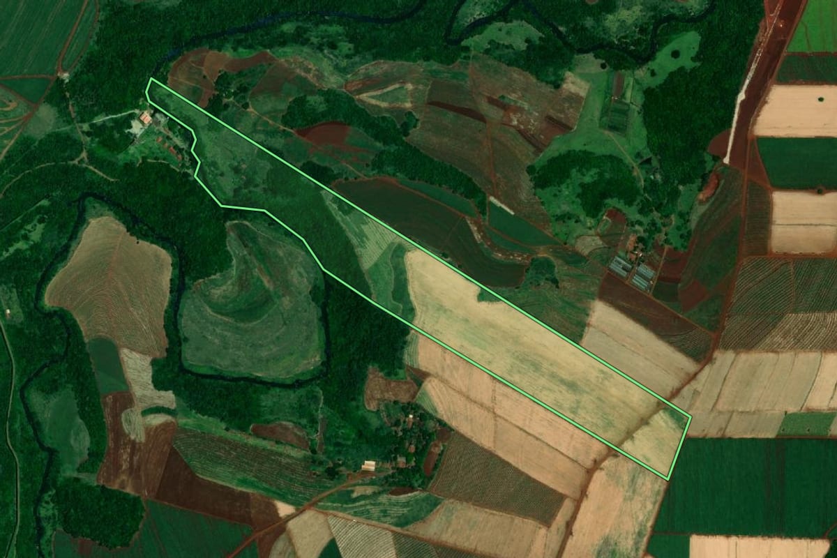 Imagem de satélite do imóvel rural em Igaraçu do Tietê (SP), com o contorno declarado no CAR desenhado por cima.