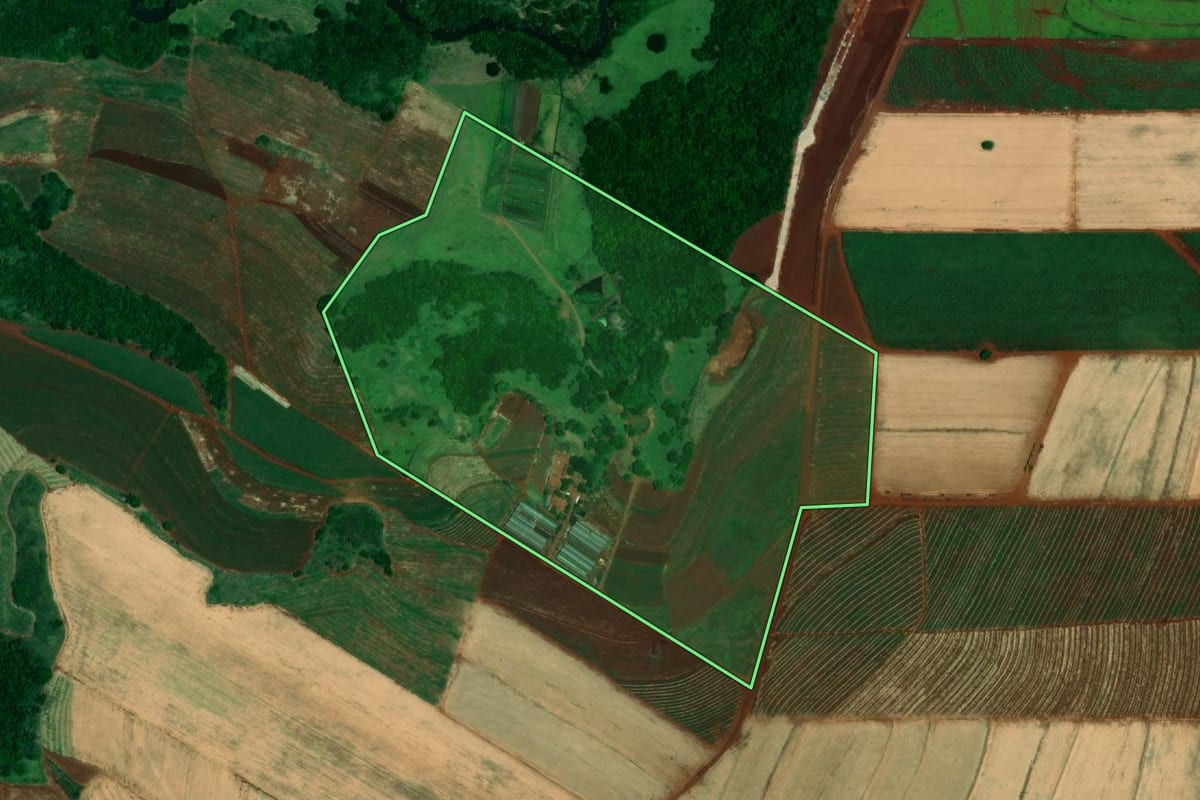 Imagem de satélite do imóvel rural em Igaraçu do Tietê (SP), com o contorno declarado no CAR desenhado por cima.