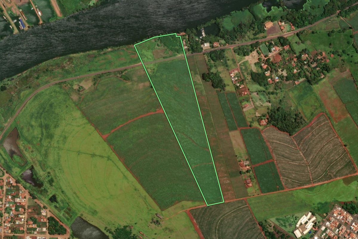 Imagem de satélite do imóvel rural em Igaraçu do Tietê (SP), com o contorno declarado no CAR desenhado por cima.