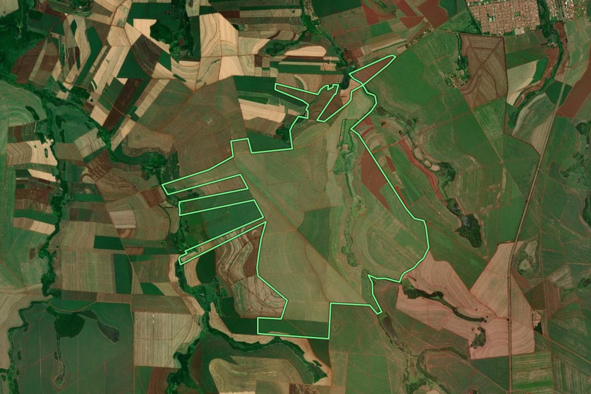 Imagem de satélite do imóvel rural em Igaraçu do Tietê (SP), com o contorno declarado no CAR desenhado por cima.