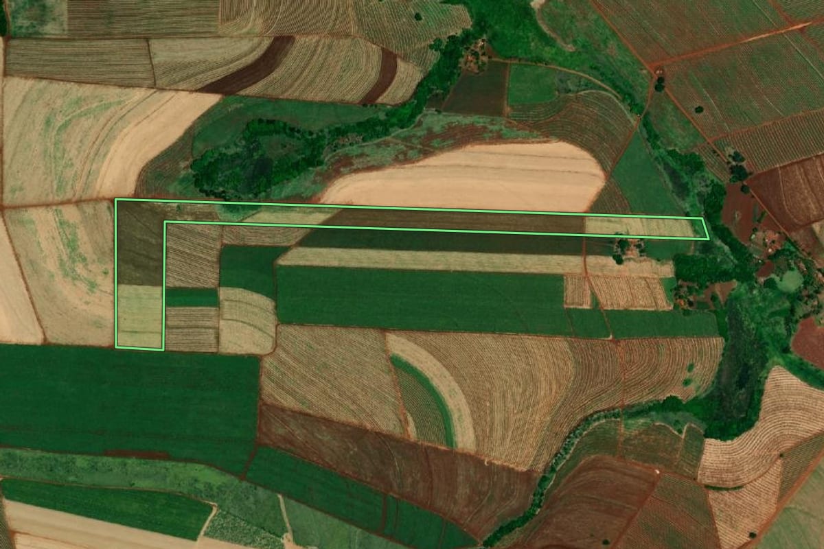 Imagem de satélite do imóvel rural em Igaraçu do Tietê (SP), com o contorno declarado no CAR desenhado por cima.