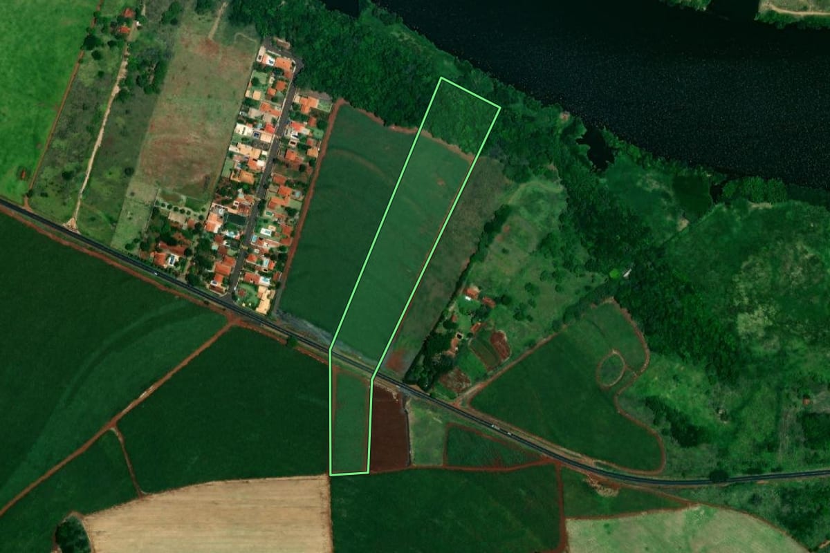 Imagem de satélite do imóvel rural em Igaraçu do Tietê (SP), com o contorno declarado no CAR desenhado por cima.