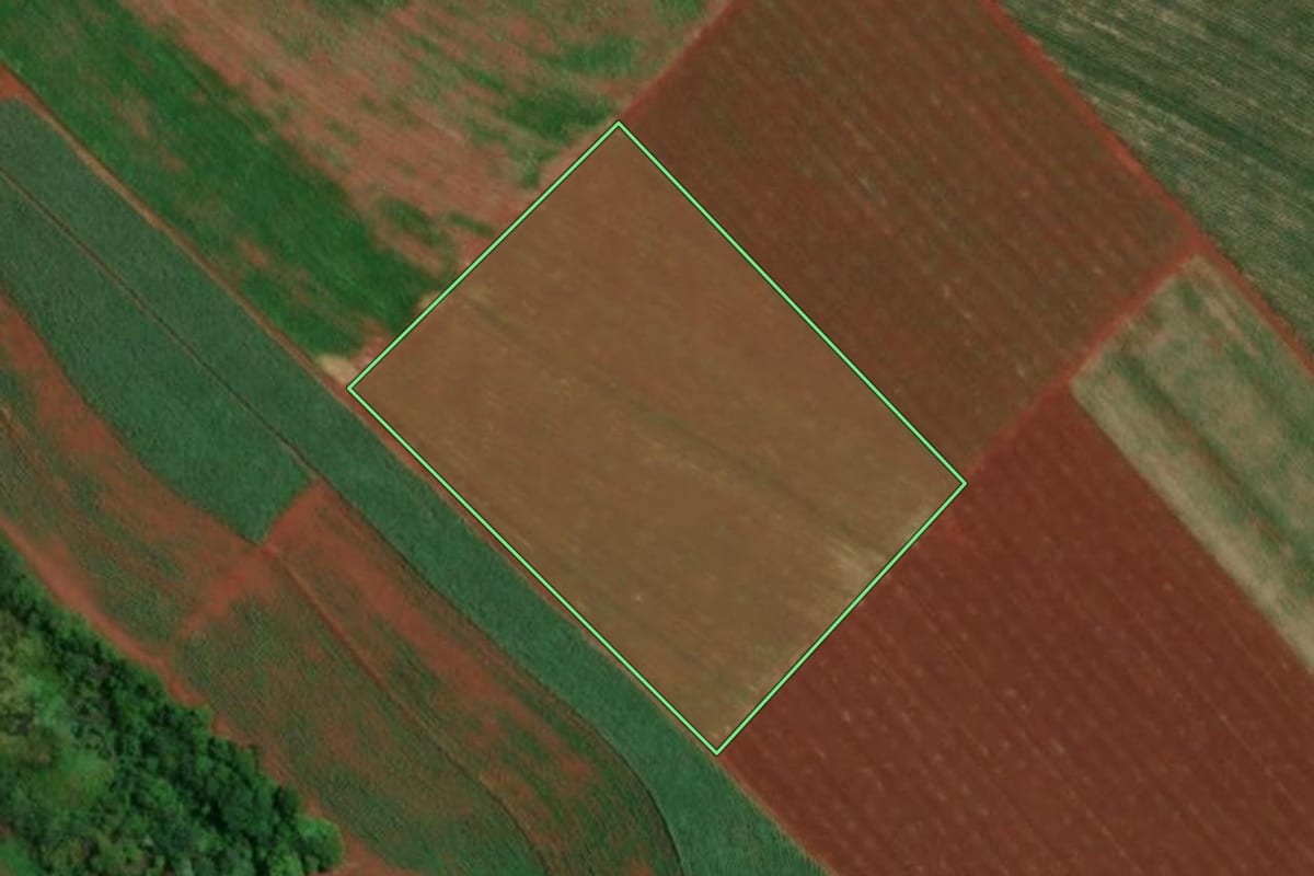 Imagem de satélite do imóvel rural em Igaraçu do Tietê (SP), com o contorno declarado no CAR desenhado por cima.