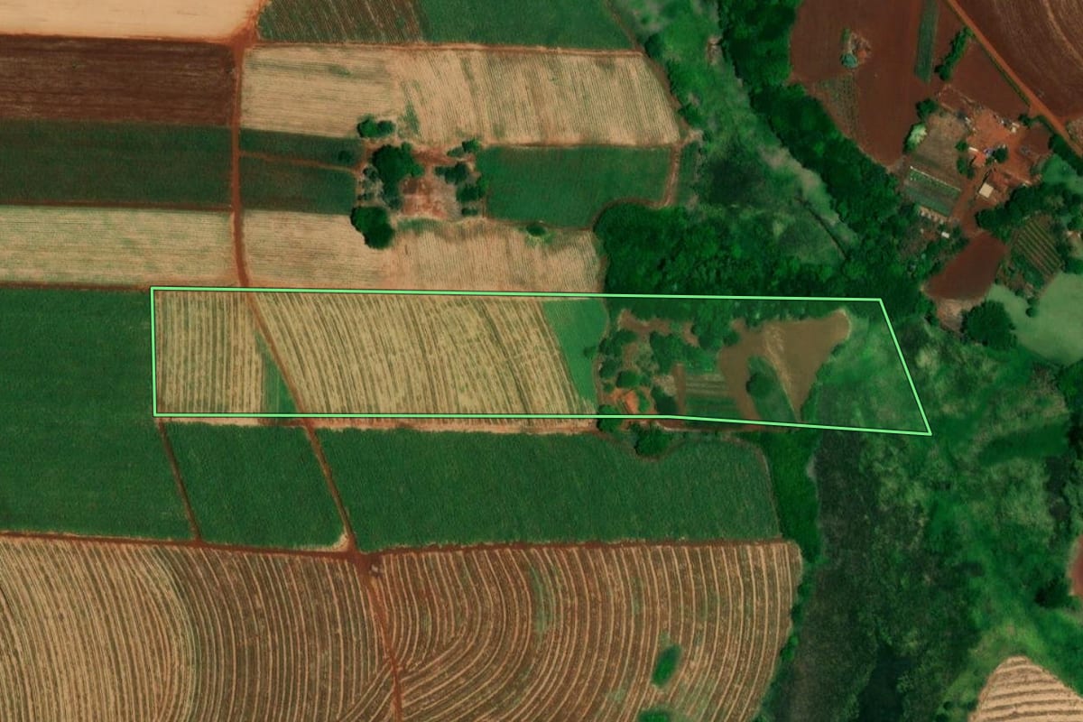 Imagem de satélite do imóvel rural em Igaraçu do Tietê (SP), com o contorno declarado no CAR desenhado por cima.