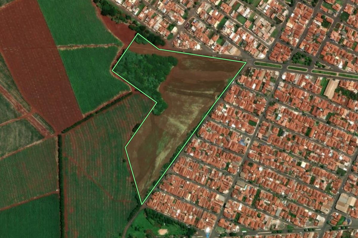 Imagem de satélite do imóvel rural em Igaraçu do Tietê (SP), com o contorno declarado no CAR desenhado por cima.