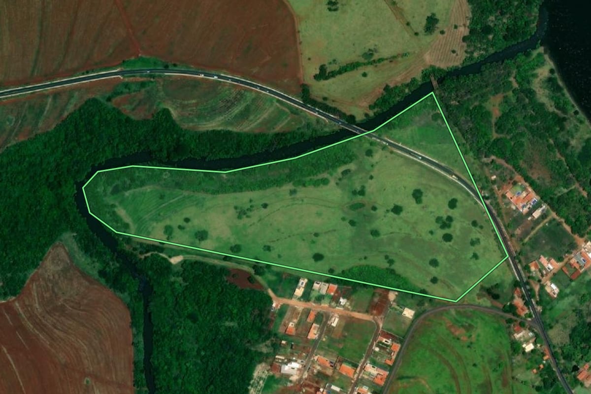 Imagem de satélite do imóvel rural em Igaraçu do Tietê (SP), com o contorno declarado no CAR desenhado por cima.