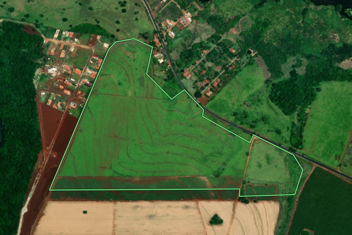Imagem de satélite do imóvel rural em Igaraçu do Tietê (SP), com o contorno declarado no CAR desenhado por cima.