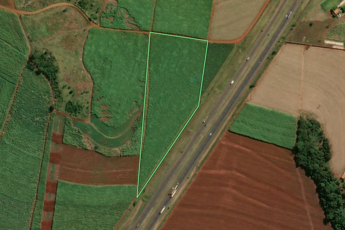 Imagem de satélite do imóvel rural em Igarapava (SP), com o contorno declarado no CAR desenhado por cima.
