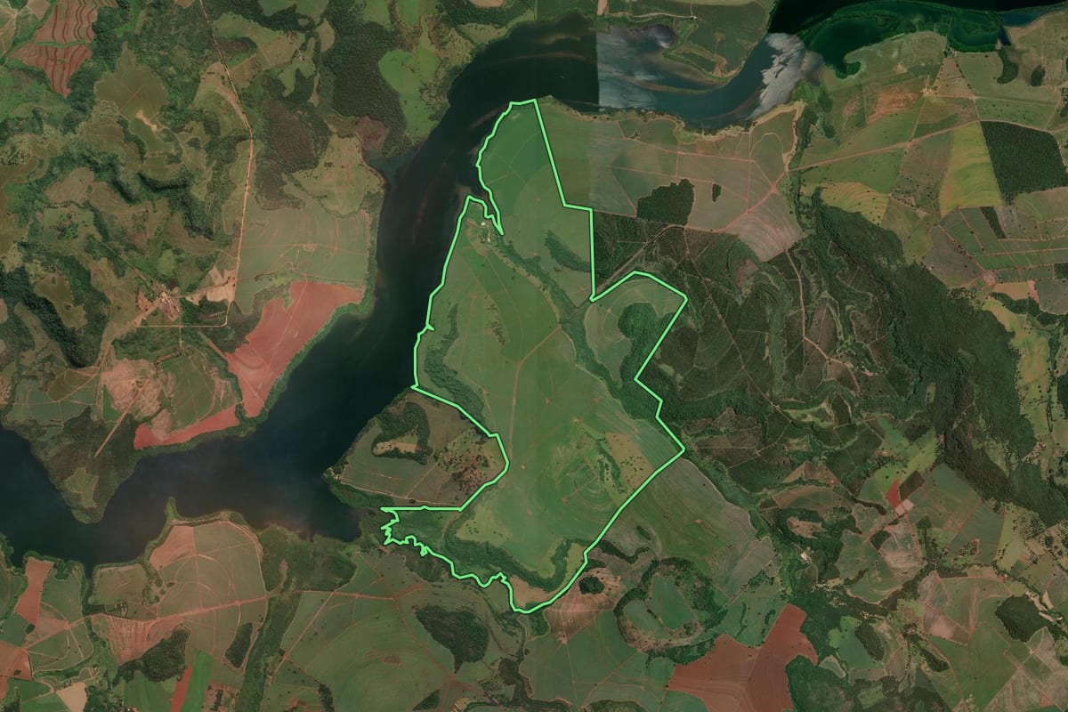 Imagem de satélite do imóvel rural em Igarapava (SP), com o contorno declarado no CAR desenhado por cima.