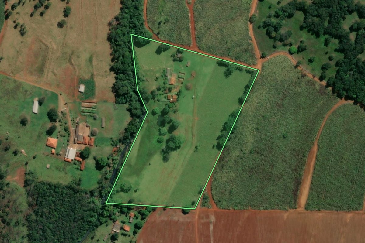 Imagem de satélite do imóvel rural em Igarapava (SP), com o contorno declarado no CAR desenhado por cima.
