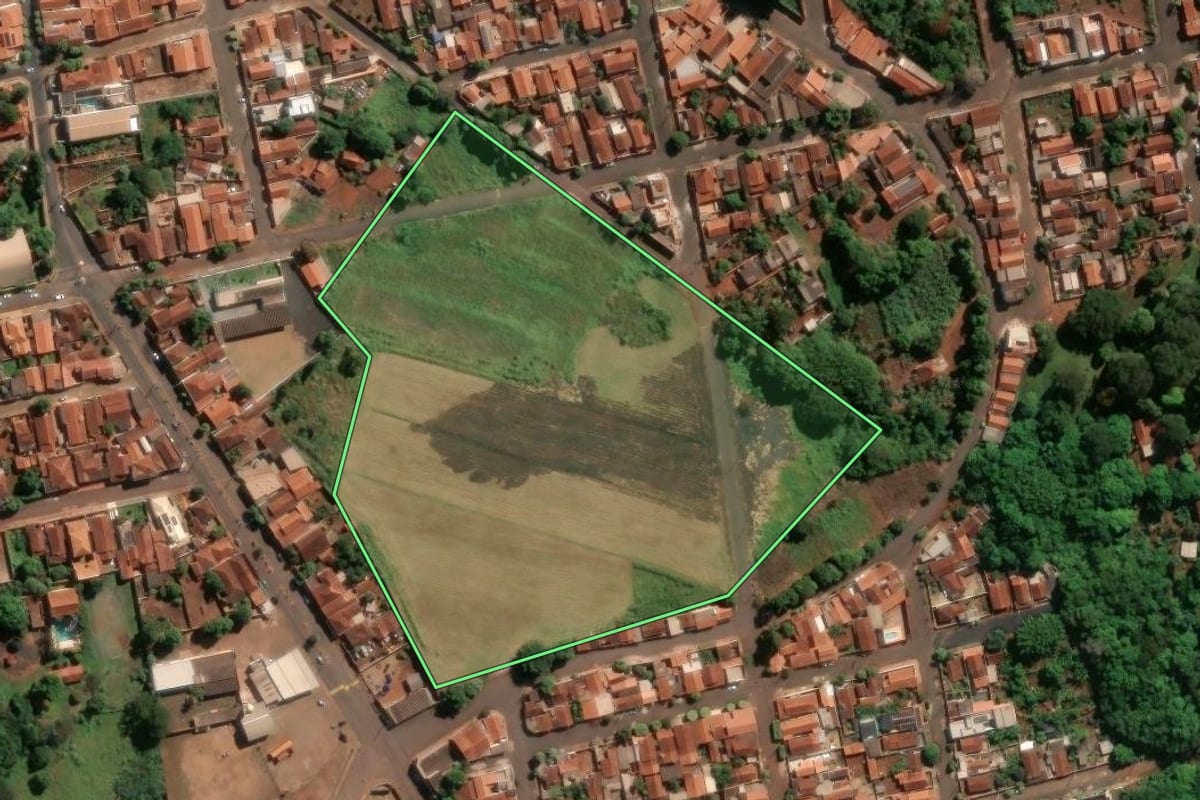Imagem de satélite do imóvel rural em Igarapava (SP), com o contorno declarado no CAR desenhado por cima.