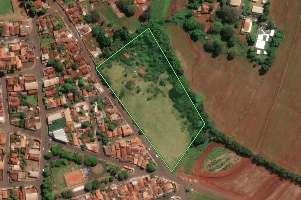Imagem de satélite do imóvel rural em Igarapava (SP), com o contorno declarado no CAR desenhado por cima.