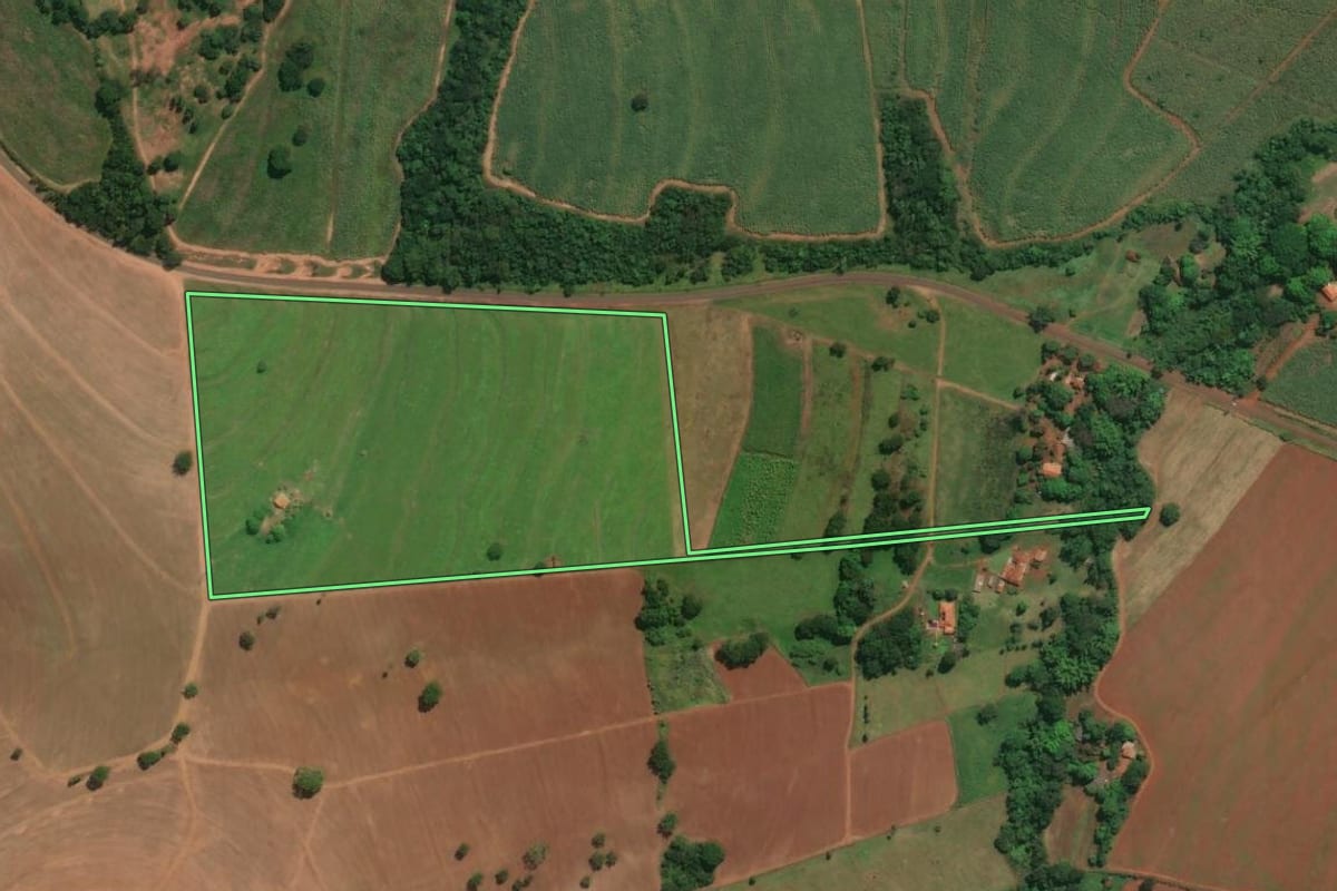 Imagem de satélite do imóvel rural em Igarapava (SP), com o contorno declarado no CAR desenhado por cima.