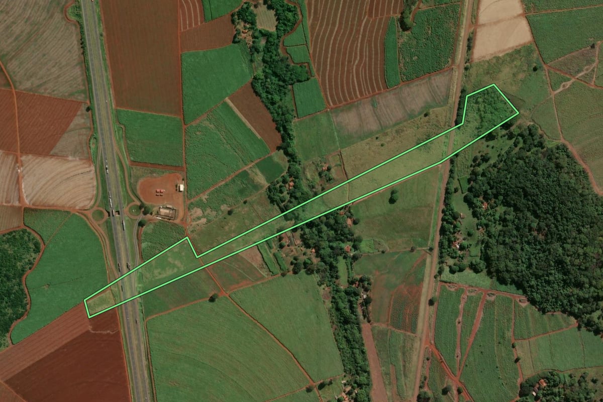 Imagem de satélite do imóvel rural em Igarapava (SP), com o contorno declarado no CAR desenhado por cima.