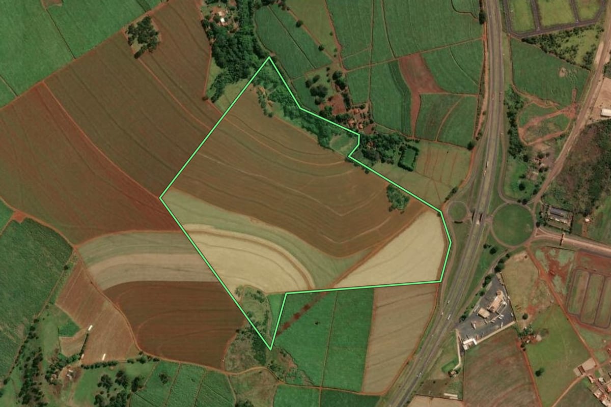 Imagem de satélite do imóvel rural em Igarapava (SP), com o contorno declarado no CAR desenhado por cima.