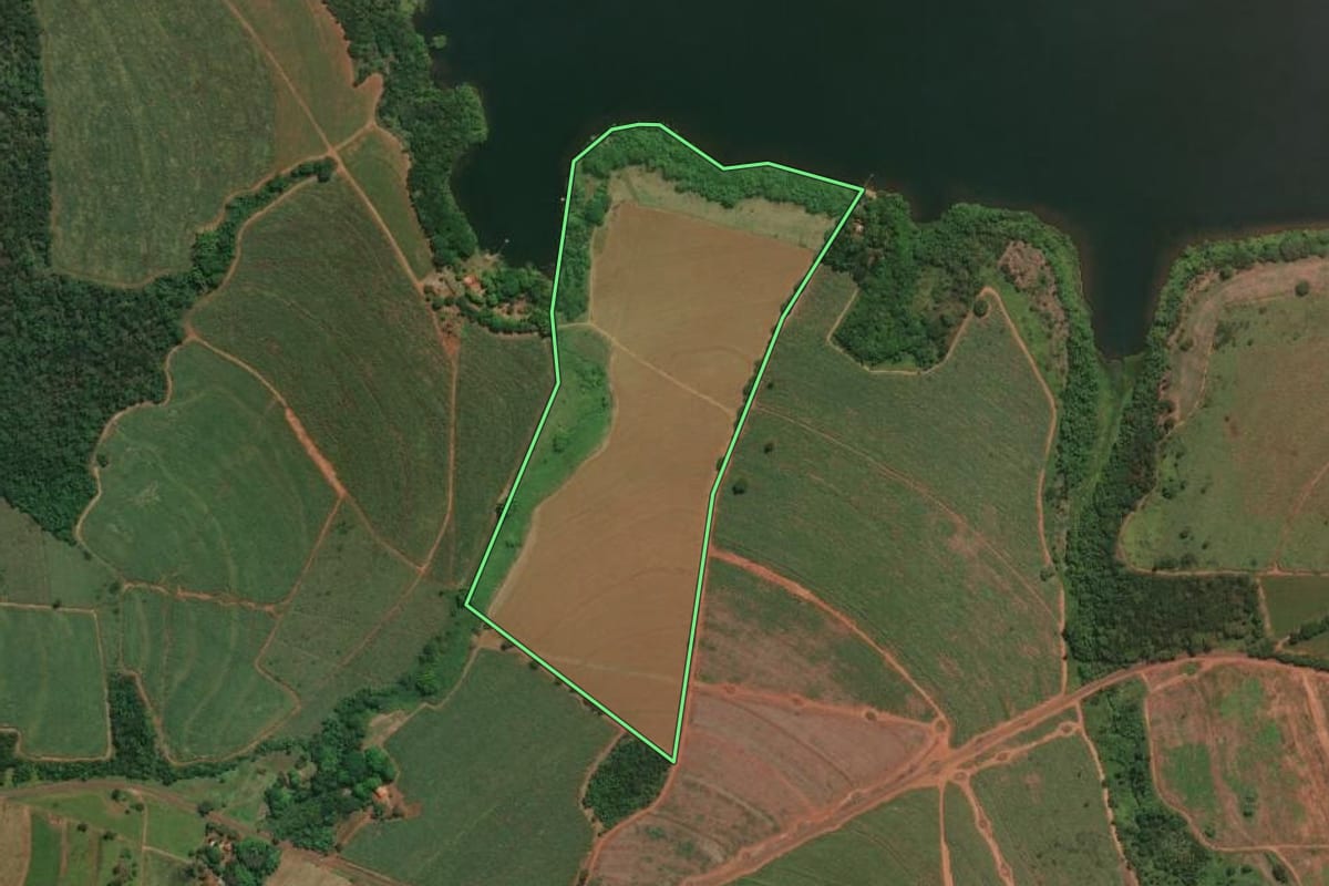 Imagem de satélite do imóvel rural em Igarapava (SP), com o contorno declarado no CAR desenhado por cima.