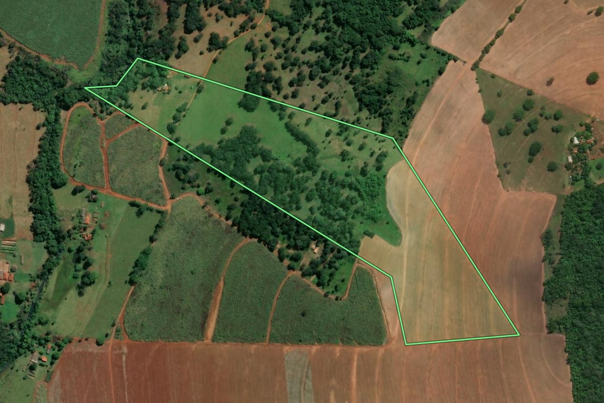 Imagem de satélite do imóvel rural em Igarapava (SP), com o contorno declarado no CAR desenhado por cima.