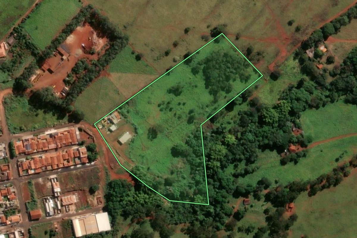 Imagem de satélite do imóvel rural em Igarapava (SP), com o contorno declarado no CAR desenhado por cima.