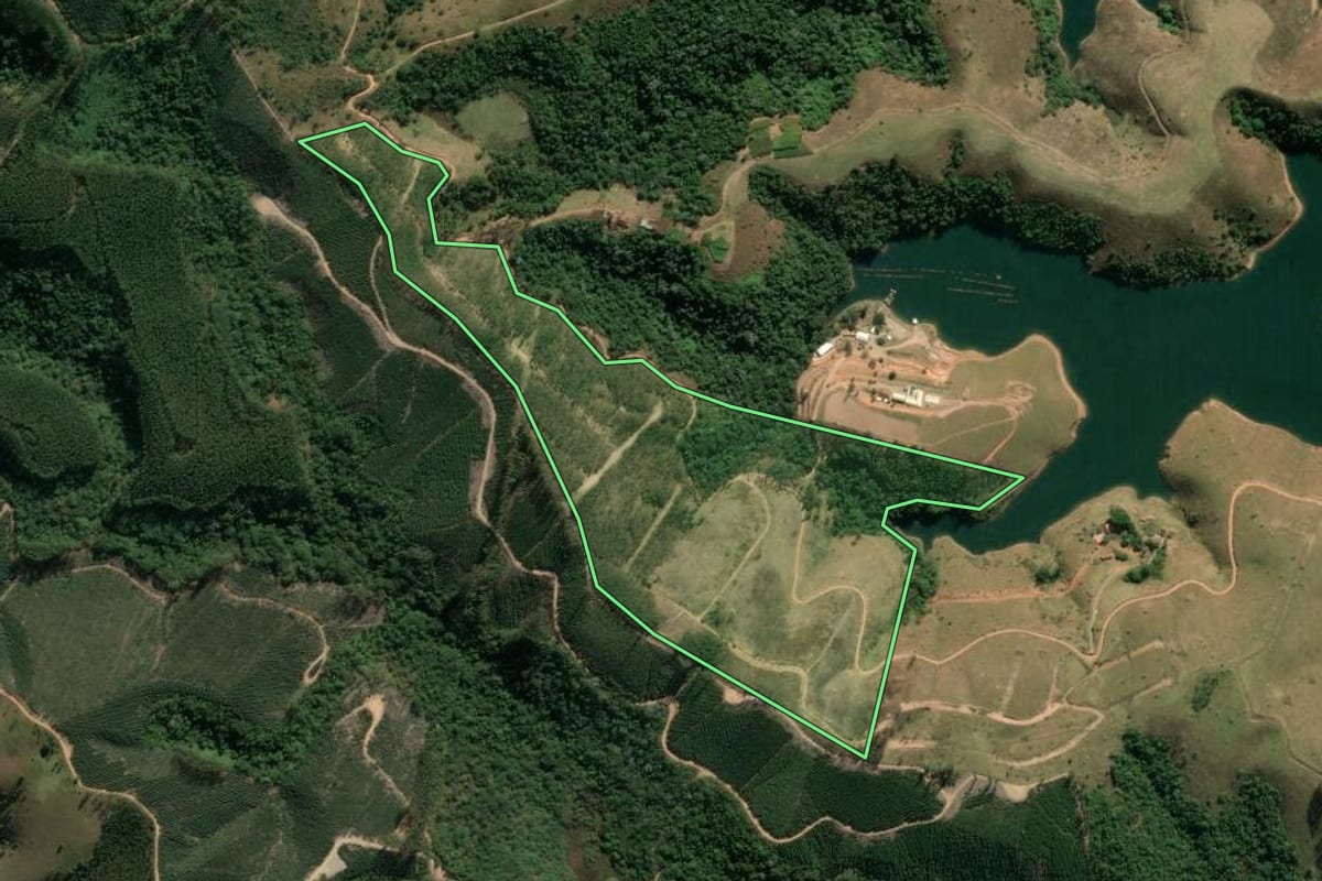 Imagem de satélite do imóvel rural em Igaratá (SP), com o contorno declarado no CAR desenhado por cima.
