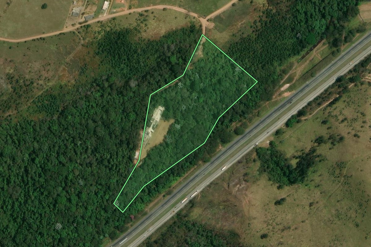 Imagem de satélite do imóvel rural em Igaratá (SP), com o contorno declarado no CAR desenhado por cima.