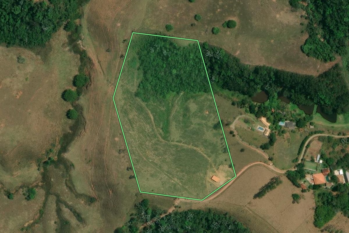 Imagem de satélite do imóvel rural em Igaratá (SP), com o contorno declarado no CAR desenhado por cima.
