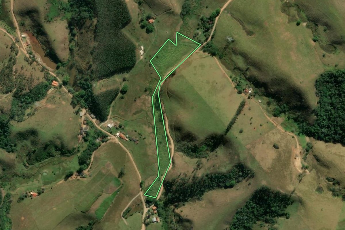Imagem de satélite do imóvel rural em Igaratá (SP), com o contorno declarado no CAR desenhado por cima.