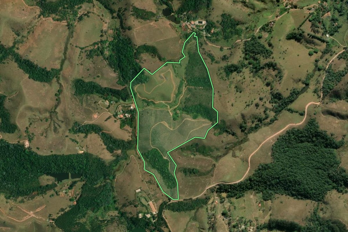 Imagem de satélite do imóvel rural em Igaratá (SP), com o contorno declarado no CAR desenhado por cima.