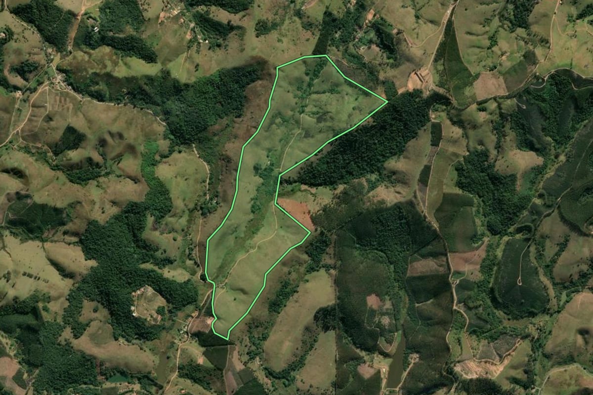 Imagem de satélite do imóvel rural em Igaratá (SP), com o contorno declarado no CAR desenhado por cima.