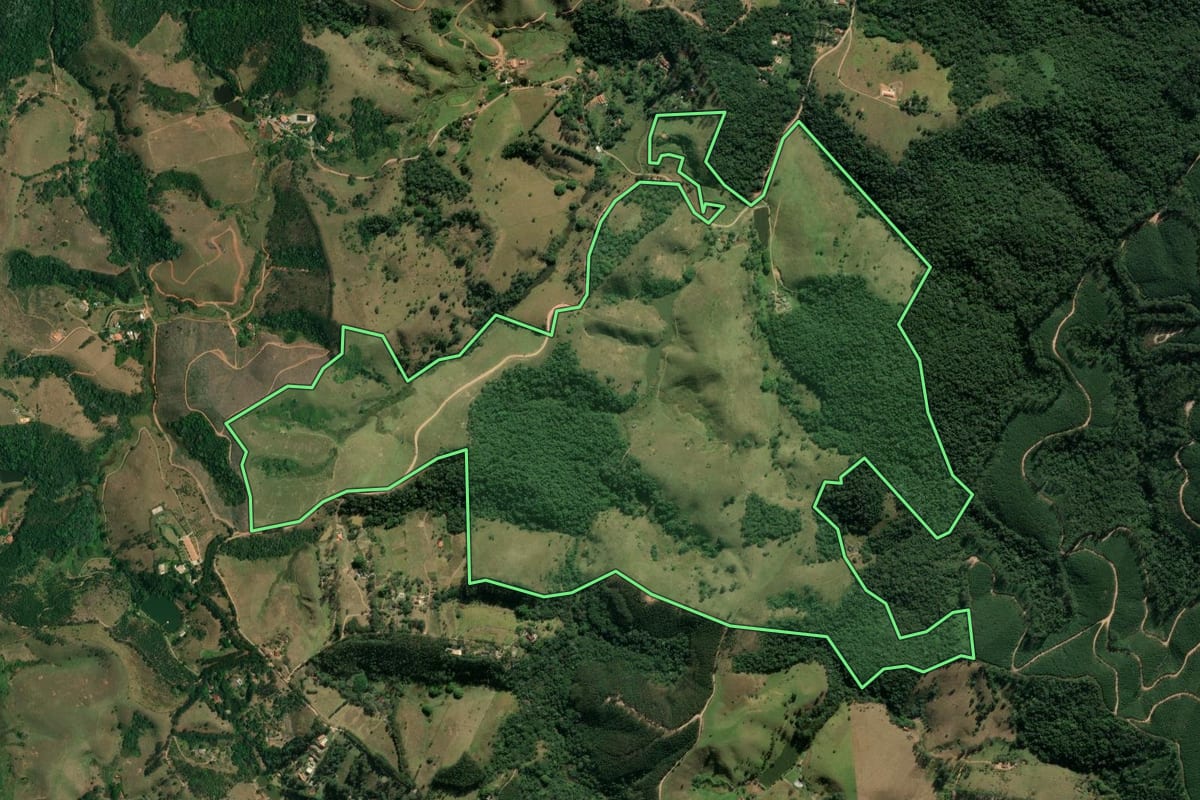 Imagem de satélite do imóvel rural em Igaratá (SP), com o contorno declarado no CAR desenhado por cima.