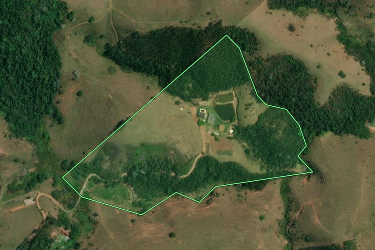 Imagem de satélite do imóvel rural em Igaratá (SP), com o contorno declarado no CAR desenhado por cima.