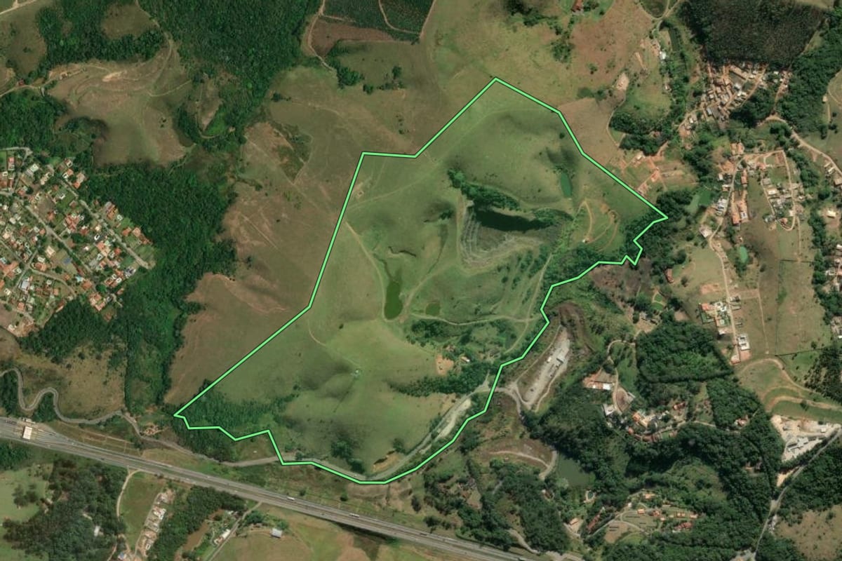 Imagem de satélite do imóvel rural em Igaratá (SP), com o contorno declarado no CAR desenhado por cima.