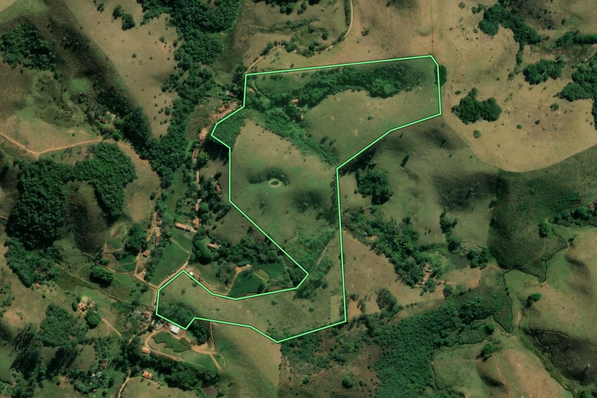 Imagem de satélite do imóvel rural em Igaratá (SP), com o contorno declarado no CAR desenhado por cima.