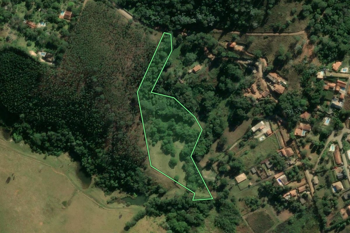 Imagem de satélite do imóvel rural em Igaratá (SP), com o contorno declarado no CAR desenhado por cima.