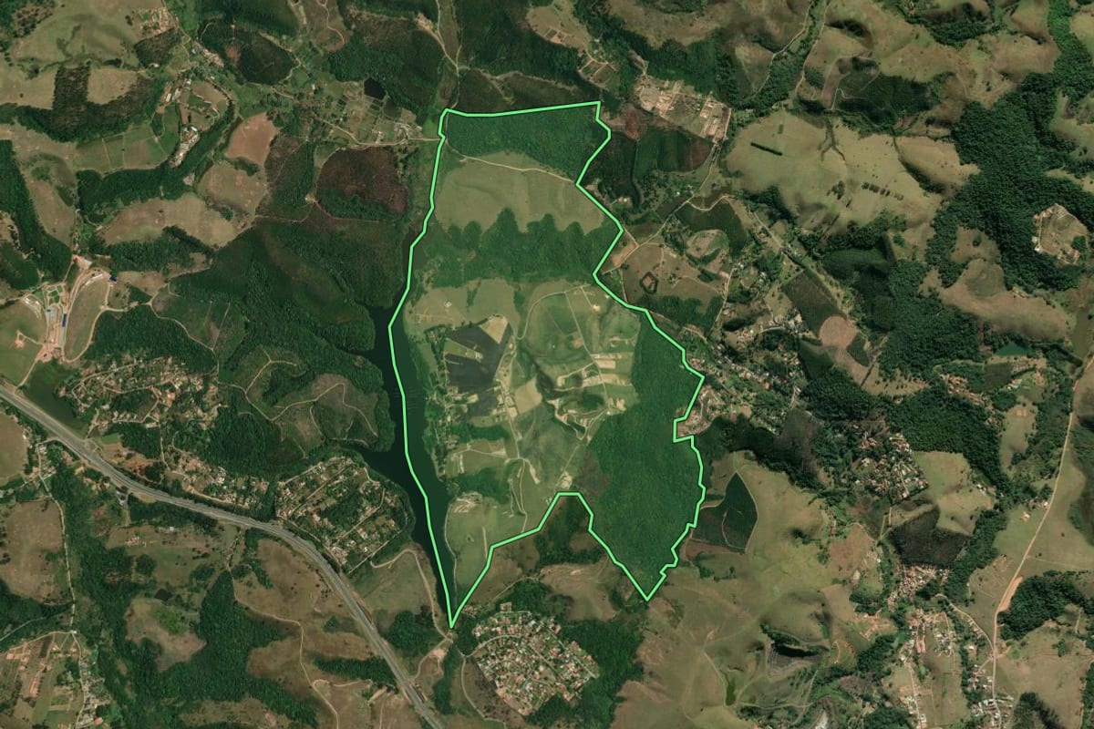Imagem de satélite do imóvel rural em Igaratá (SP), com o contorno declarado no CAR desenhado por cima.