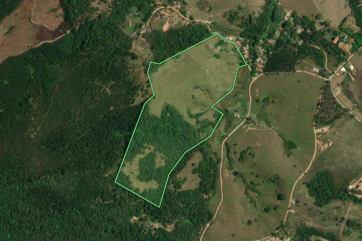 Imagem de satélite do imóvel rural em Igaratá (SP), com o contorno declarado no CAR desenhado por cima.