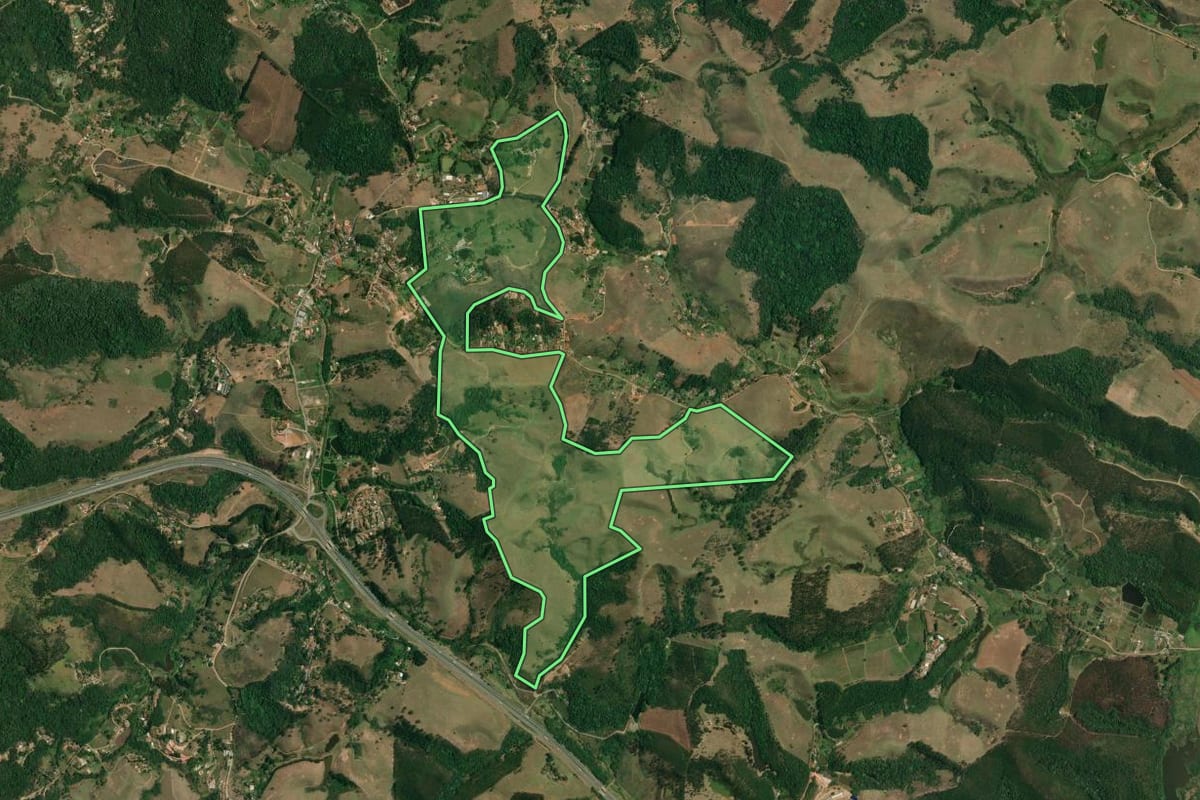 Imagem de satélite do imóvel rural em Igaratá (SP), com o contorno declarado no CAR desenhado por cima.