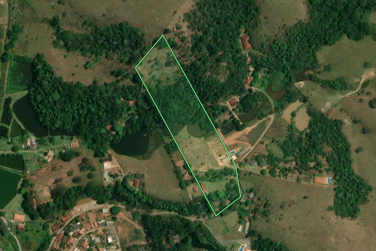 Imagem de satélite do imóvel rural em Igaratá (SP), com o contorno declarado no CAR desenhado por cima.