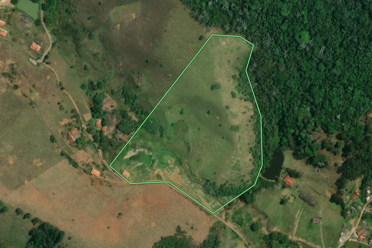 Imagem de satélite do imóvel rural em Igaratá (SP), com o contorno declarado no CAR desenhado por cima.