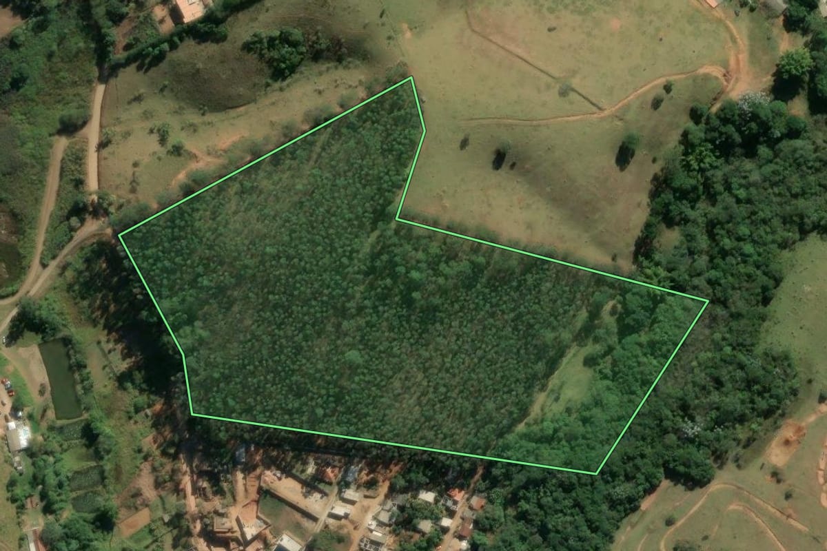Imagem de satélite do imóvel rural em Igaratá (SP), com o contorno declarado no CAR desenhado por cima.