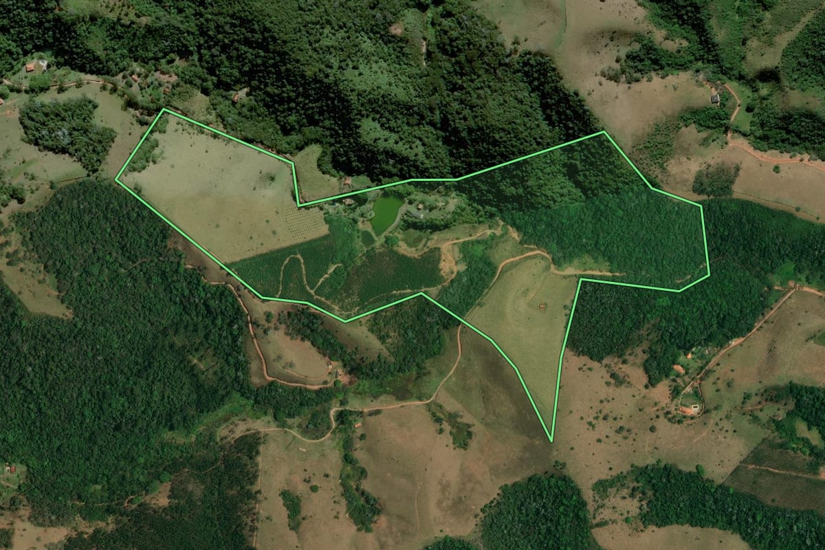 Imagem de satélite do imóvel rural em Igaratá (SP), com o contorno declarado no CAR desenhado por cima.
