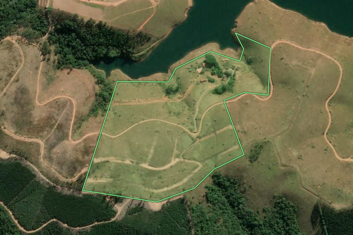 Imagem de satélite do imóvel rural em Igaratá (SP), com o contorno declarado no CAR desenhado por cima.