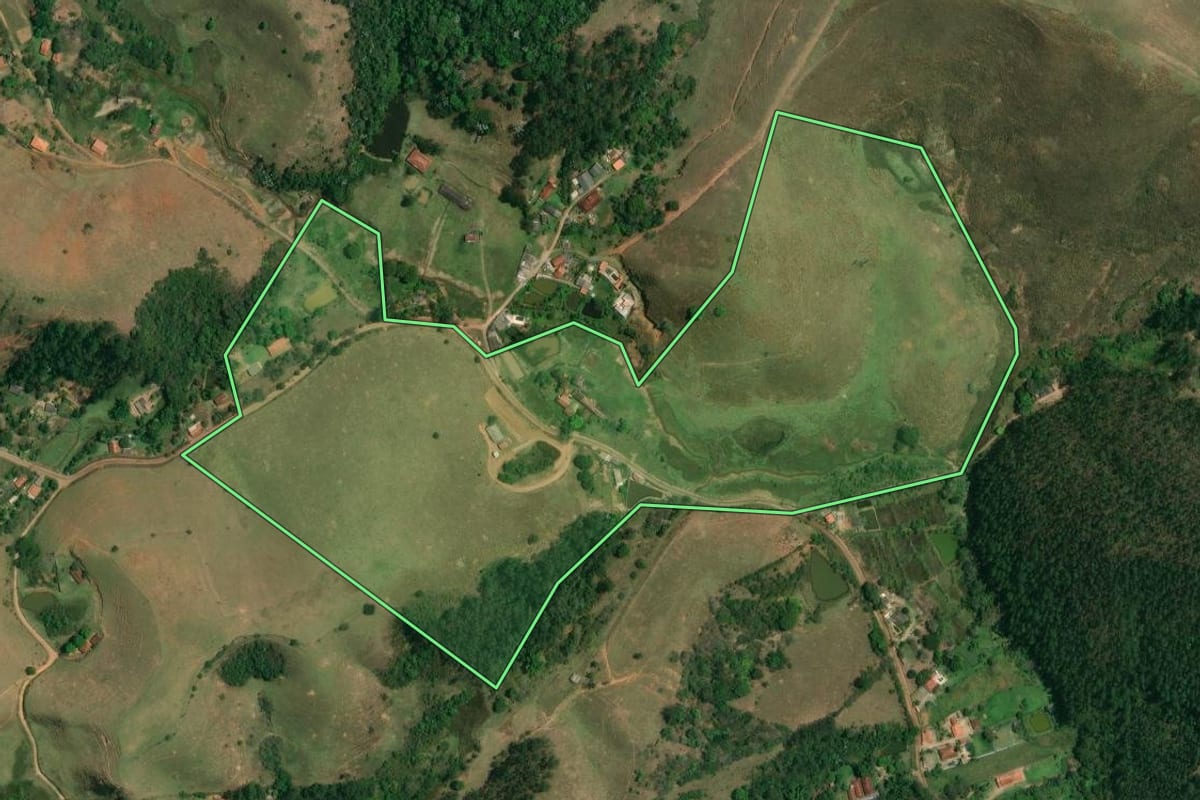 Imagem de satélite do imóvel rural em Igaratá (SP), com o contorno declarado no CAR desenhado por cima.
