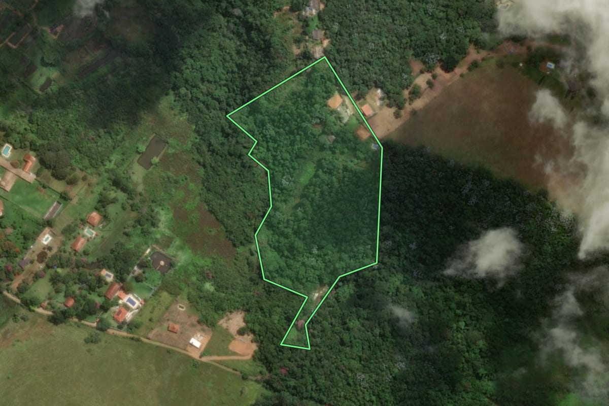 Imagem de satélite do imóvel rural em Igaratá (SP), com o contorno declarado no CAR desenhado por cima.