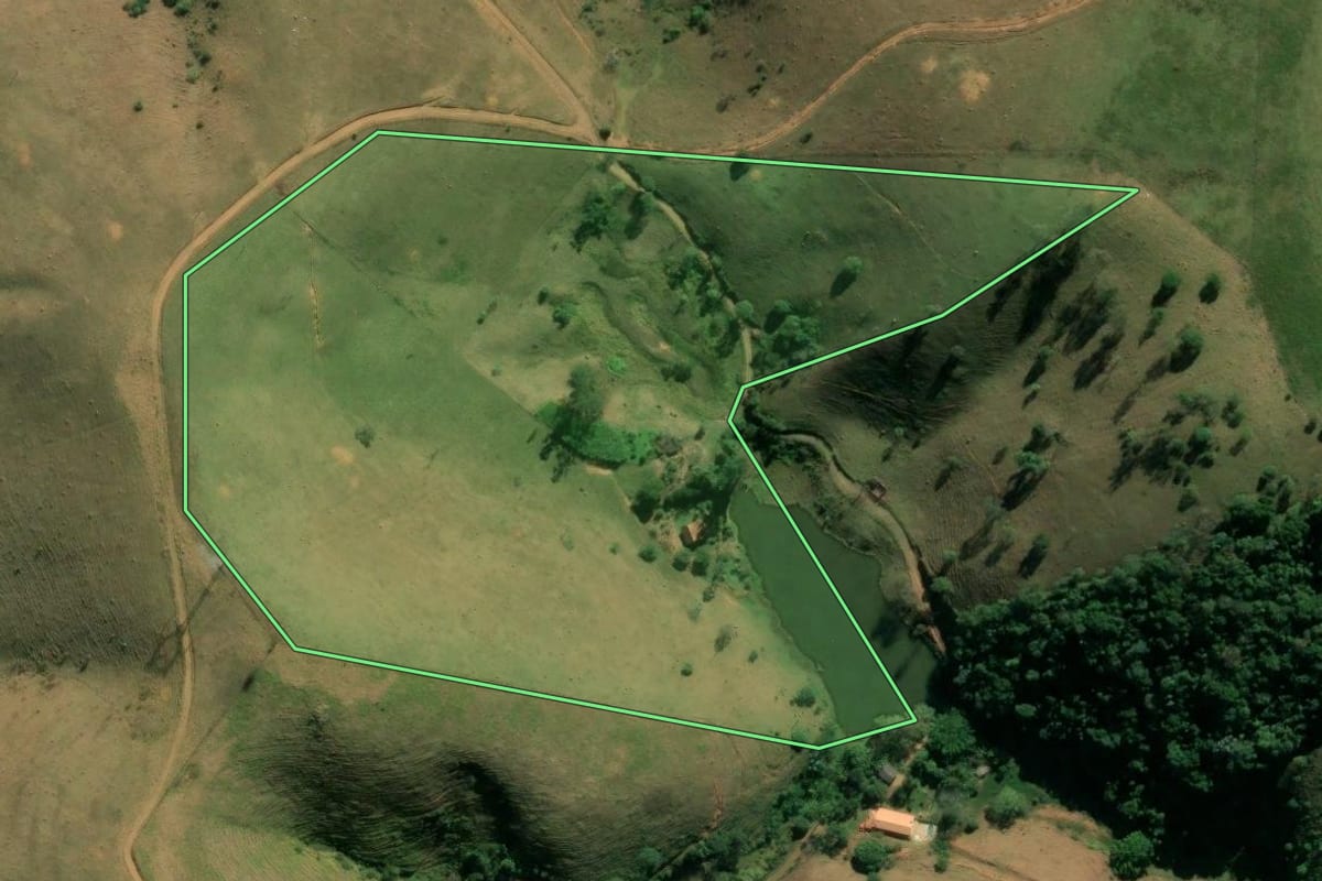 Imagem de satélite do imóvel rural em Igaratá (SP), com o contorno declarado no CAR desenhado por cima.