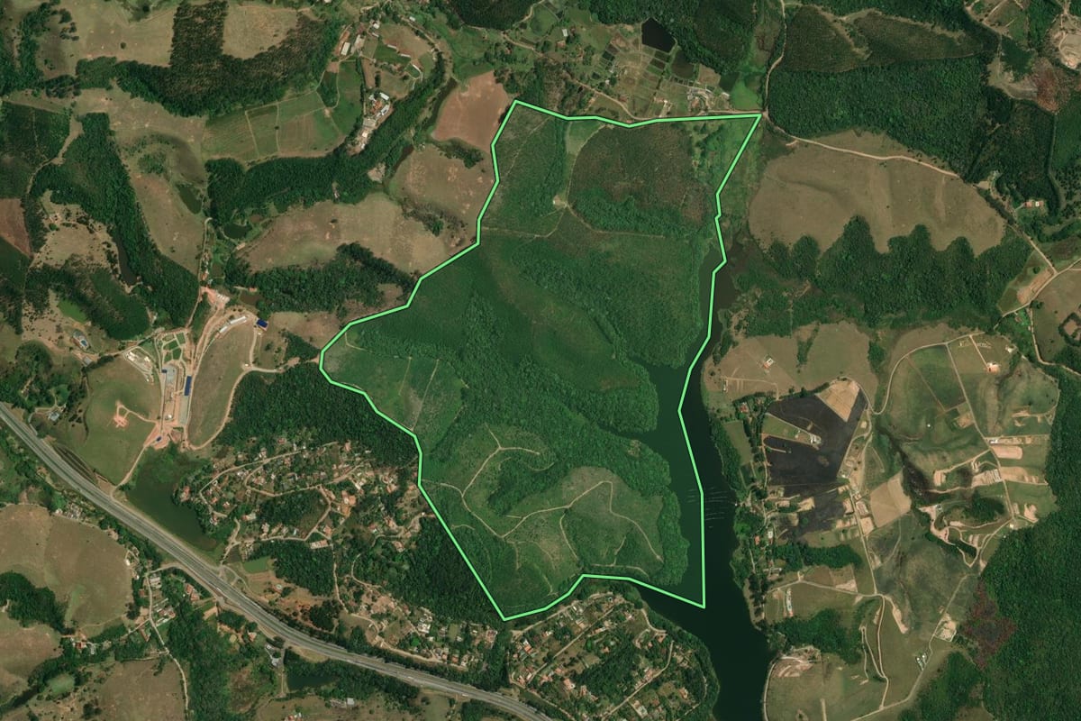 Imagem de satélite do imóvel rural em Igaratá (SP), com o contorno declarado no CAR desenhado por cima.